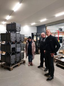 Kuvassa vasemmalta Katja Nieminen Ukrainalaisten Yhdistys Suomessa ry:ltä (UYS), hitsauskoordinaattori Ari Jakobsson ja myyntijohtaja Juha Säteri. Taustalla Laser-Aitan valmistamat kamiinat Ukrainaan.