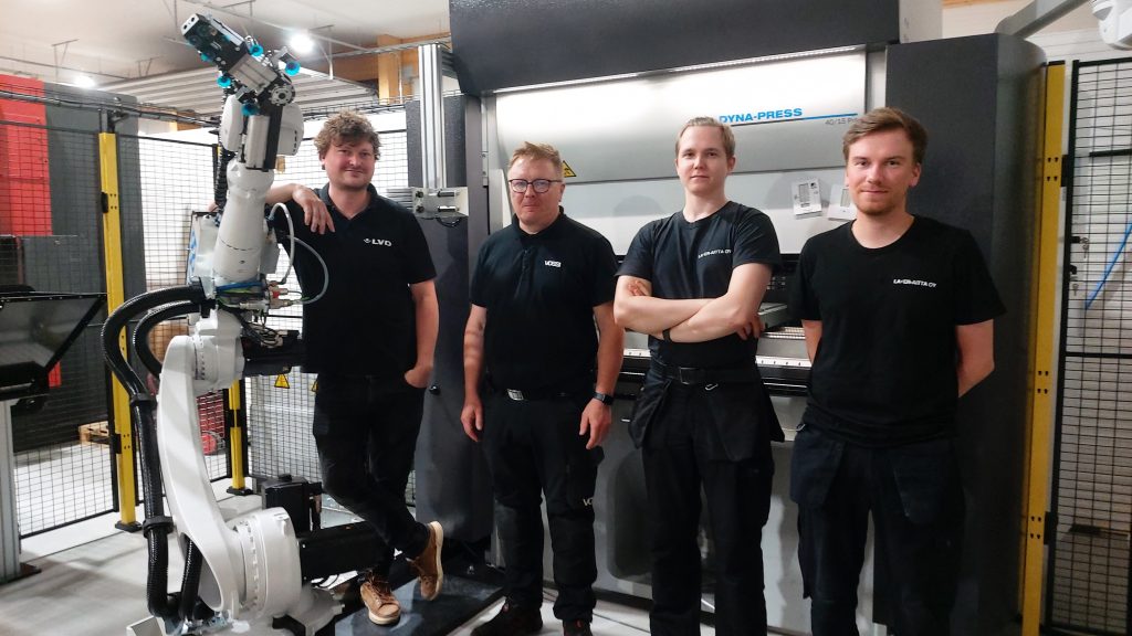 Dyna-Cellin Kuka särmäysrobotti ja vasemmalta LVD:n Arnout Waelkens, Vossin Harri Iiponen, Laser-Aitalta Veikka Säteri ja Mikko Tuominen