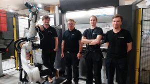 Dyna-Cellin Kuka särmäysrobotti ja vasemmalta LVD:n Arnout Waelkens, Vossin Harri Iiponen, Laser-Aitalta Veikka Säteri ja Mikko Tuominen