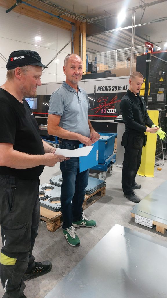 Vasemmalta Laser-Aitan Jussi Leino, Rasekon Marko Suominen ja opiskelija Arttu Oja