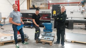 Rasekon ohjaaja Marko Suominen, Laser-Aitan Jussi Leino ja opiskelija Arttu Oja Amada Regius-kuitulaserleikkurin edessä