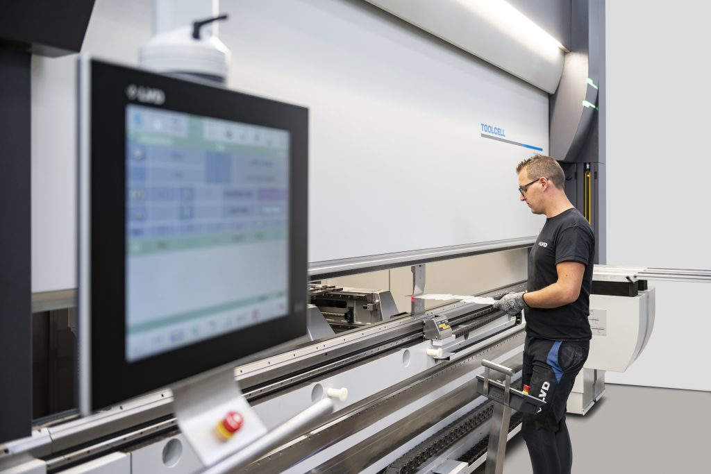 ToolCell-särmäyssolu automaattisella työkalunvaihdolla ja Easy-Form® Laser -järjestelmällä