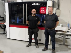 Murat Tokalic ja Jani Tamminen, takana Timesavers 32 RB LAser-Aitan tiloissa