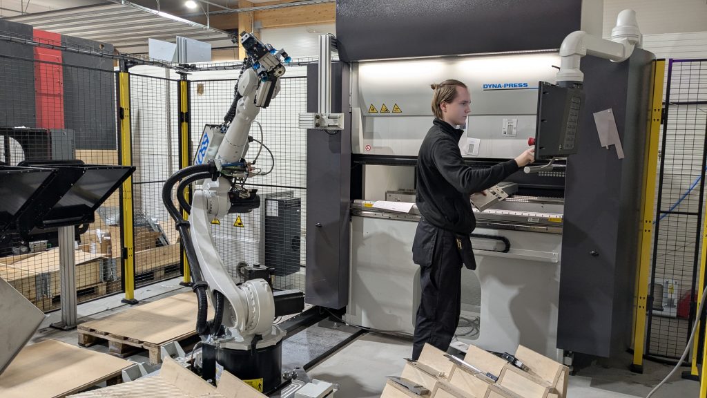 Veikka Säteri tekemässä alkuasetuksia LVD:n Dyna-Cell robotille Laser-Aitan tiloissa