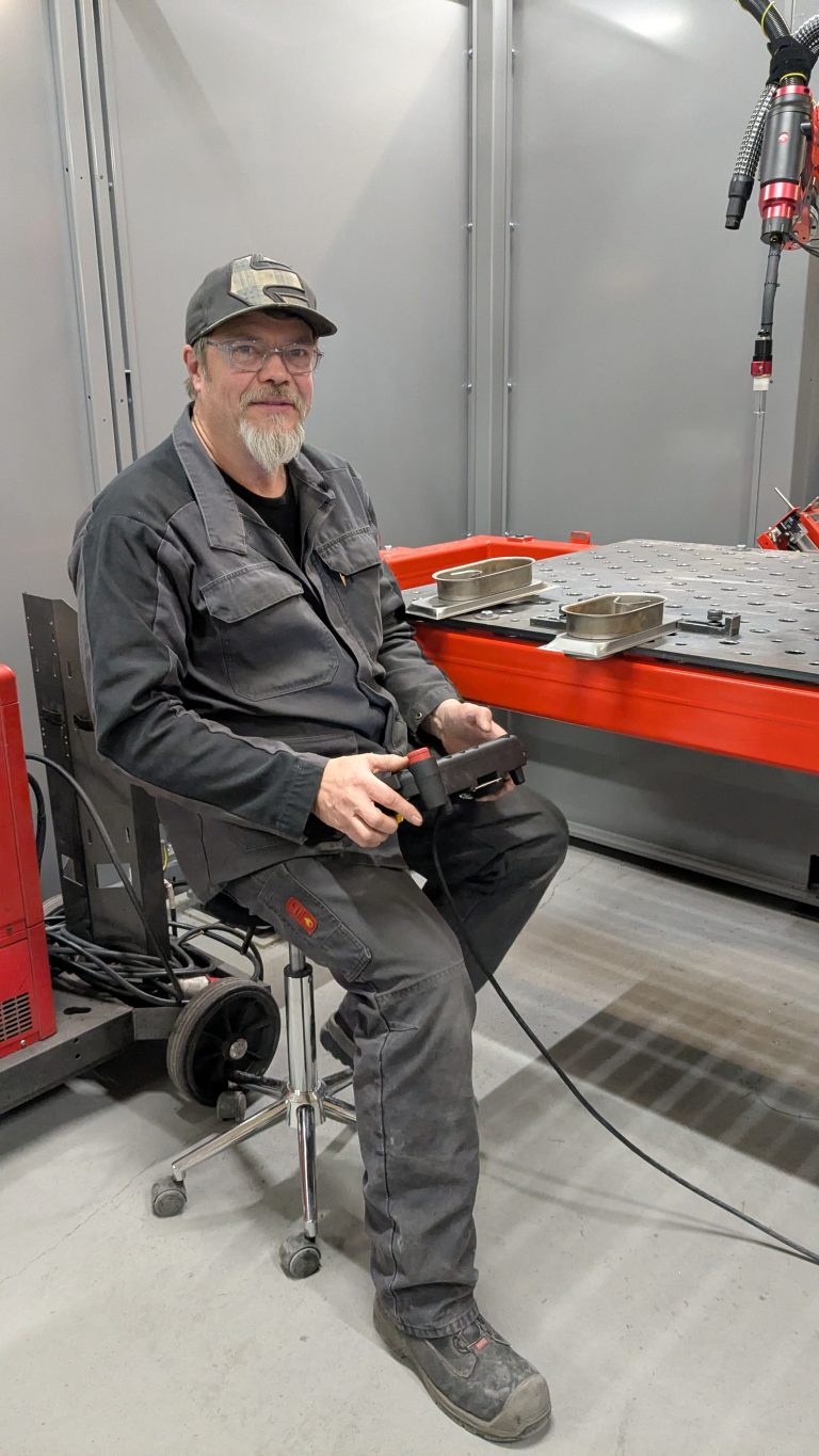 Kuvassa Laser-Aitan uusi robottihitsari Pasi Laakso