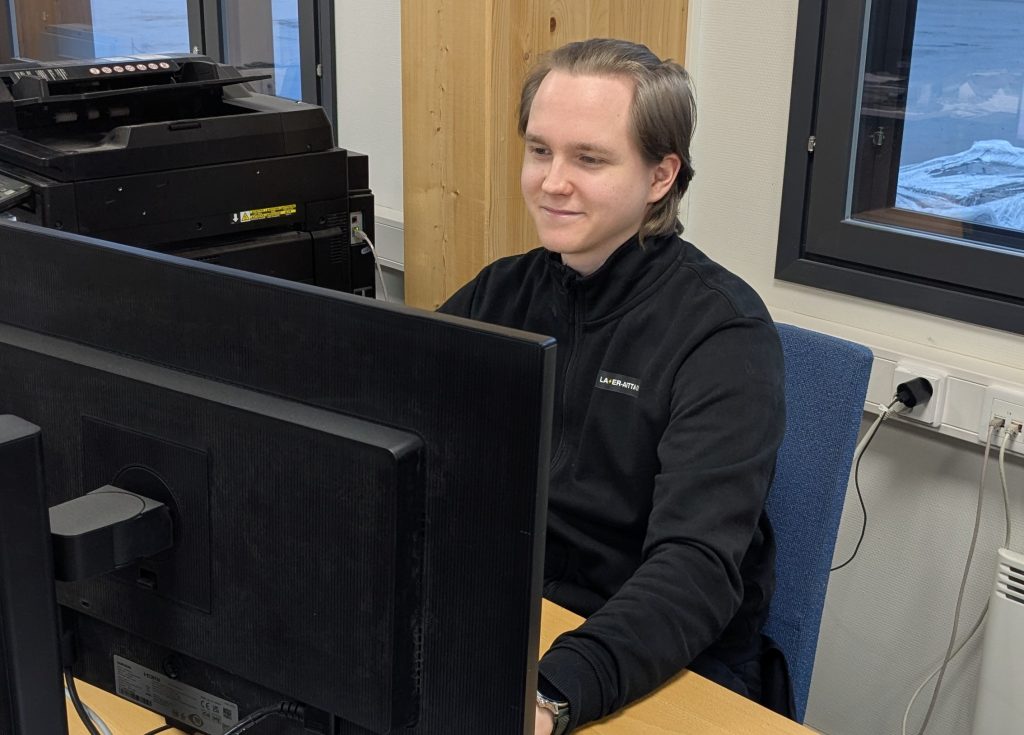 Laser-Aitalla opinnäytetyötä tekevä Veikka Säteri