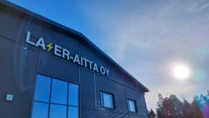 Laser-Aitta julkisivu auringonvalossa