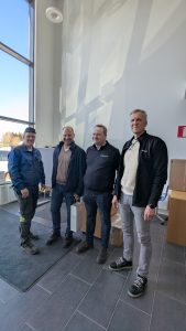 Laser-Aitan edustajat Jussi Leino, Mika Kilpinen, Jani Tamminen ja Juha Säteri seisomassa yhdessä Laser-Aitan tiloissa.