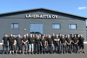 Laser-Aitan henkilökuntaa toimitilan edessä Liedossa