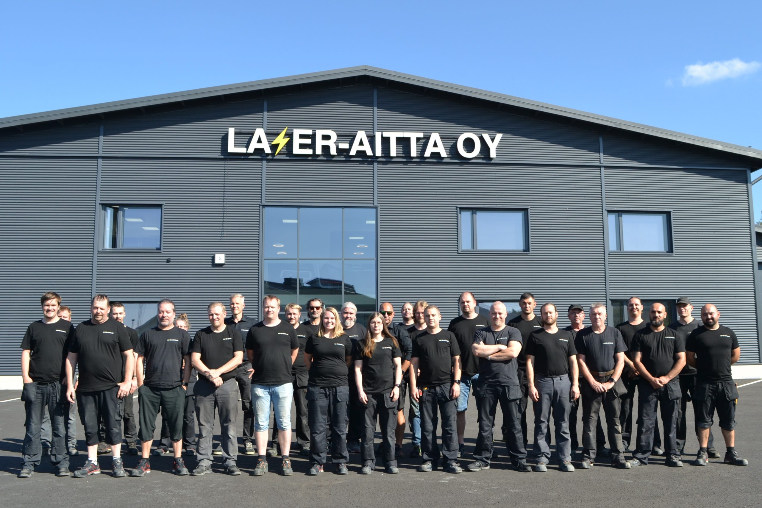 Laser-Aitan henkilökuntaa toimitilan edessä Liedossa