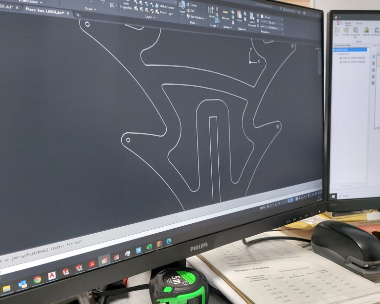 Tietokoneen ruutu, jolla näkyy Laser-Aitan suunnittelijan CAD-kuva